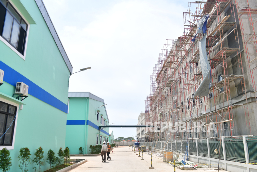 Pembangunan pabrik sepatu PT SBL di Kecamatan Krangkeng, Kabupaten Indramayu hampir selesai, Kamis (15/5/2025). Pabrik itu akan menyerap 18 ribu tenaga kerja. 