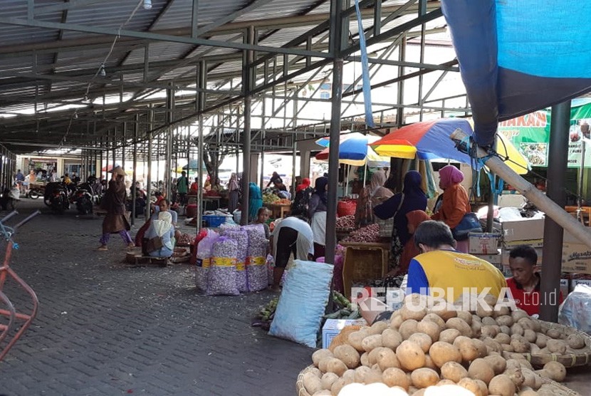 Pembangunan pasar darurat Pasar Legi di Jalan Sabang dan halaman parkir utara pasar sudah selesai dikerjakan. Rencananya, para pedagang akan mulai menempati pasar darurat pada Jumat (7/12) pekan depan. 