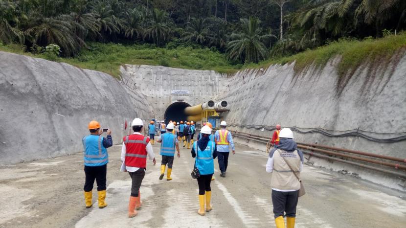 Pembangunan Pembangkit Listrik Tenaga Air (PLTA) Asahan 3 ditargerkan tuntas pada 2023 mendatang. Proyek PT PLN (Persero) dengan kapasitas 2X87 MW ini memanfaatkan arus sungai Asahan yang kita alirkan melalui terowongan sepanjang 8 kilomter. PLTA Asahan 3 ini merupakan salah satu proyek strategis nasional, Asahan, Sumatera Utara, Senin (9/3)(Republika/Ali Mansur)