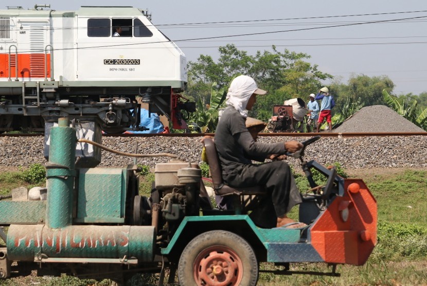 Pembangunan rel jalur ganda.