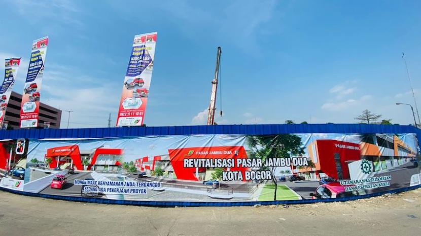  Pembangunan revitalisasi Pasar Jambu Dua, Kecamatan Bogor Utara, Kota Bogor, mulai berjalan, Senin (12/6/2023). 