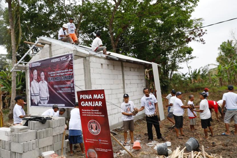 Pembangunan rumah gerabah untuk warga di Desa Tanjungrejo, Kecamatan Bayan, Kabupaten Purworejo, Jawa Tengah. 