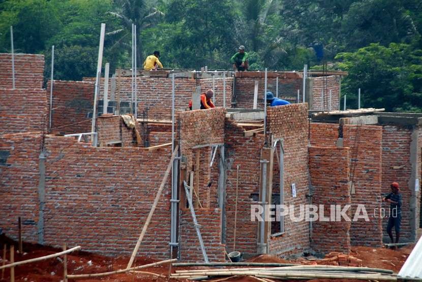 Pembangunan rumah subsidi di kawasan Bojong Gede, Bogor, Jawa Barat, Jumat (5/10). 