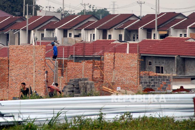 Pembangunan rumah subsidi di kawasan Bojong Gede, Bogor, Jawa Barat, Jumat (5/10). 
