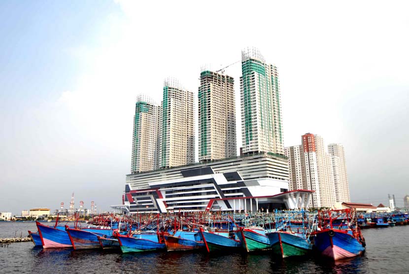 Pembangunan salah satu bangunan apartemen di Pluit, Jakarta, Selasa (10/6). 