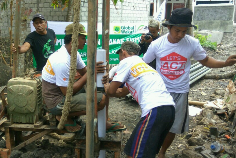 Pembangunan sumur bor dari program Wakaf Sumur milik Aksi Cepat  Tanggap (ACT) DIY di Dusun Karangmojo, Desa Grogol, Kecamatan Paliyan,  Kabupaten Gunungkidul, DIY.