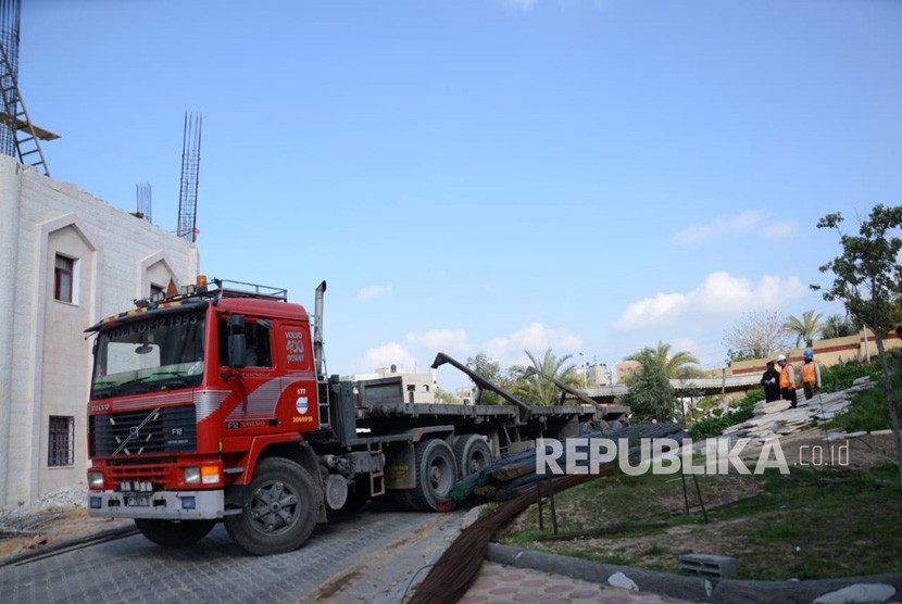 Pembangunan tahap 2 RS Indonesia, pembangunan berupa besi beton untuk membangun dua lantai tambahan di RS Indonesia di Bayt Lahiya, Gaza Utara.