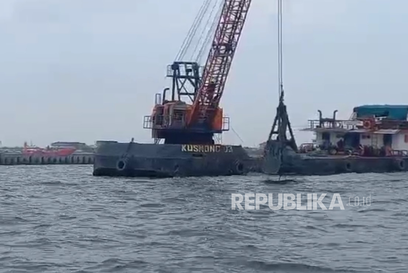 Pembangunan tanggul laut di perairan Cilincing, Jakarta Utara, Kamis (11/9/2025).