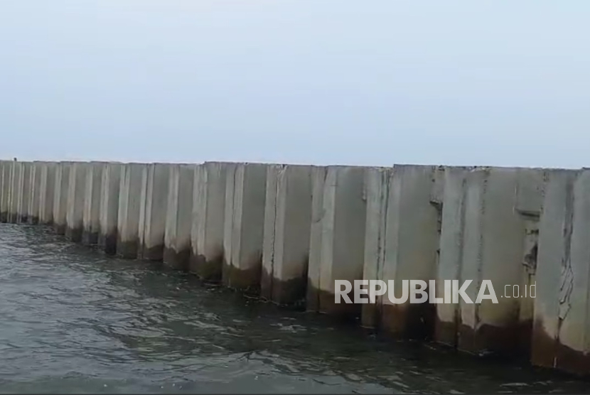 Pembangunan tanggul laut di perairan Cilincing, Jakarta Utara, Kamis (11/9/2025).