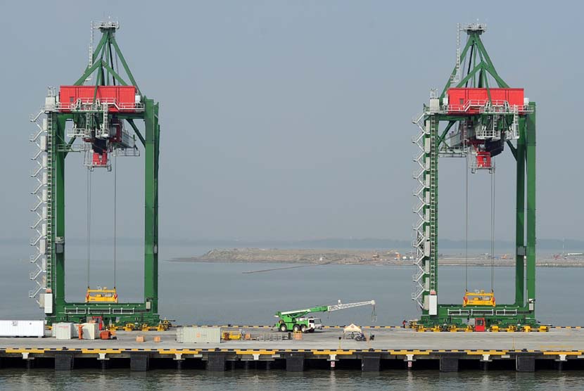 Pembangunan Terminal Peti Kemas berlangsung di Pelabuhan Teluk Lamong, Surabaya, Jawa Timur, Selasa (3/6). 