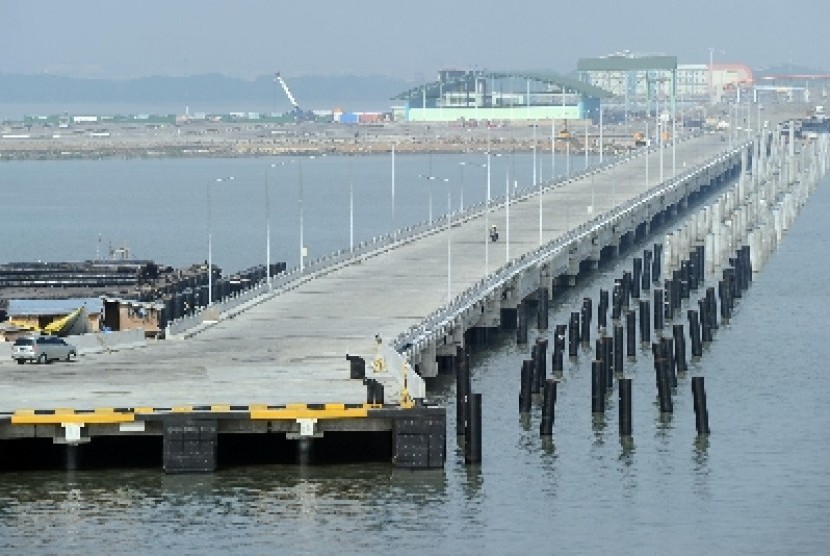 Pembangunan Terminal Peti Kemas berlangsung di Pelabuhan Teluk Lamong, Surabaya, Jawa Timur, Selasa (3/6). PT Pelindo III menargetkan Terminal Teluk Lamong yang memiliki nilai investasi Rp3,5 triliun tersebut dapat beroperasi pada pertengahan 2014 ini. 
