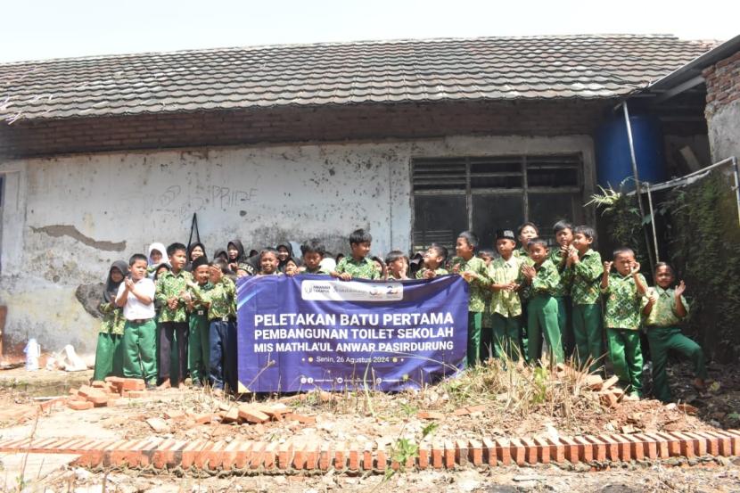 Pembangunan toilet sekolah di MI Mathlaul Anwar