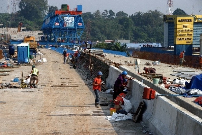 Pembangunan tol Bogor Ring Road (BORR) seksi IIA ruas yang terhubung ke kawasan Sentul, Bogor, Selasa (30/7). 