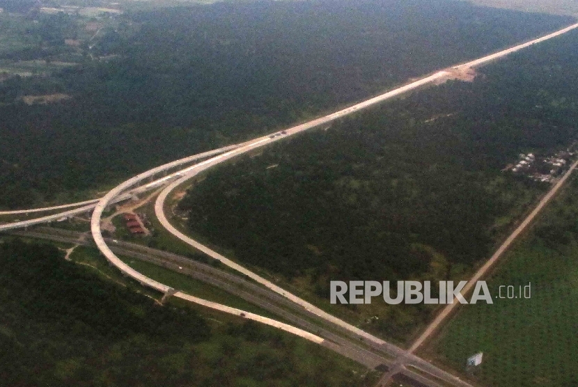 Pembangunan Tol Trans Sumatra di Deli Serdang, Sumatra Utara, Jumat (19/8). PT Hutama Karya (Persero) sebagai pelaksana proyek Jalan Tol Trans Sumatera optimistis Jalan Tol Trans Sumatera bisa tersambung dalam lima tahun mendatang. 