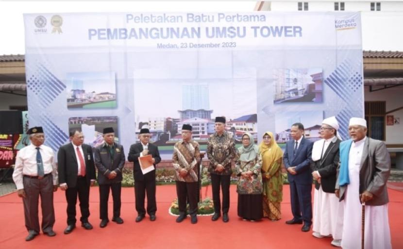 Jajaran Pimpinan Pusat Muhammadiyah usai peletakan  peletakan batu pertama pembangunan Tower UMSU 17 lantai, di Kampus UMSU,  Jalan Kapten Mukhtar Basri, Medan, Sabtu (23/12/2023). 