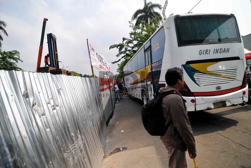 Pembatas seng dipasang di dalam Terminal Rawamangun, Jakarta, Senin (18/8). (Republika/ Wihdan)