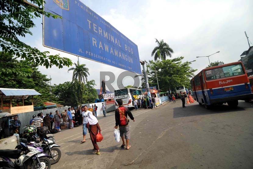 Pembatas seng dipasang di dalam Terminal Rawamangun, Jakarta, Senin (18/8). (Republika/ Wihdan)