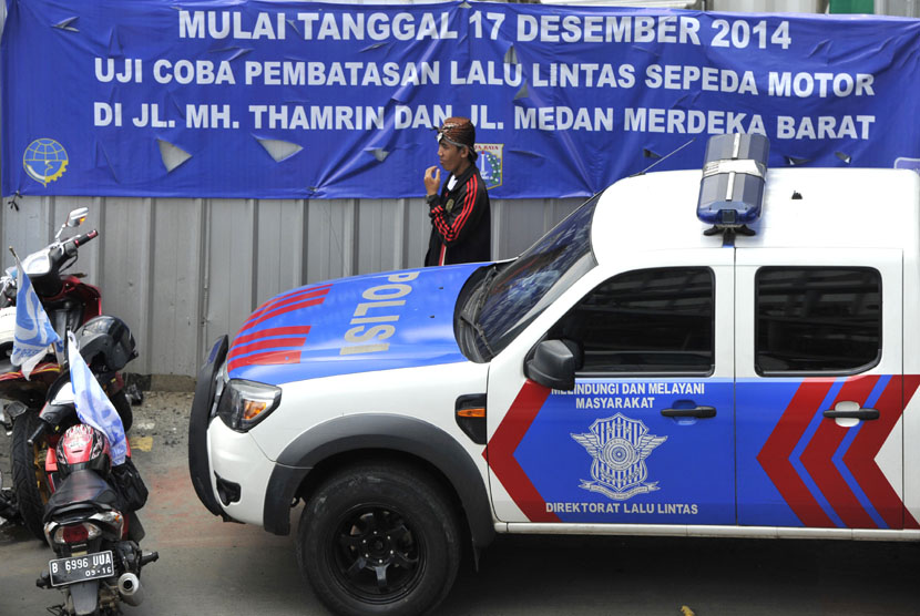 Pembatasan lalu lintas sepeda motor di jalan protokol Jakarta.