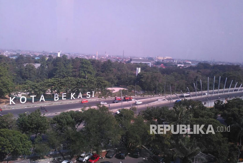 Pembatasan Sepeda Motor akan diberlakukan di sepanjang Jalan Ahmad Yani, Margajaya, Bekasi Selatan Kota Bekasi. Senin (14/8). 