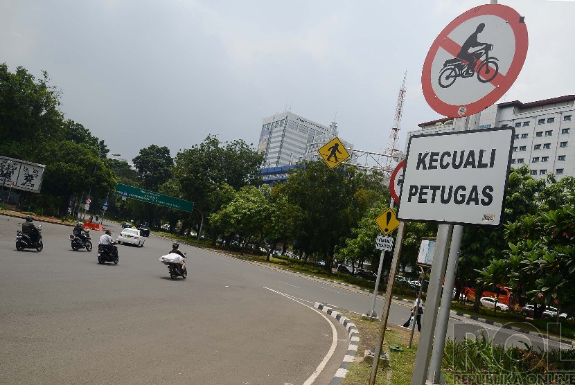 Pembatasan sepeda motor di kawasan Bundaran HI, Jakarta Pusat.