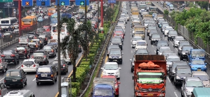 PEMBATASAN TRUK. Ribuan kendaraan melintas di ruas jalan tol dalam kota di Jln Gatot Subroto, Jakarta, Jumat (20/5). Meskipun Menteri perhubungan telah mencabut pembatasan truk di jalan tol dalam kota pada kamis (19/5), namun pemprov DKI dan Polda Metro Ja
