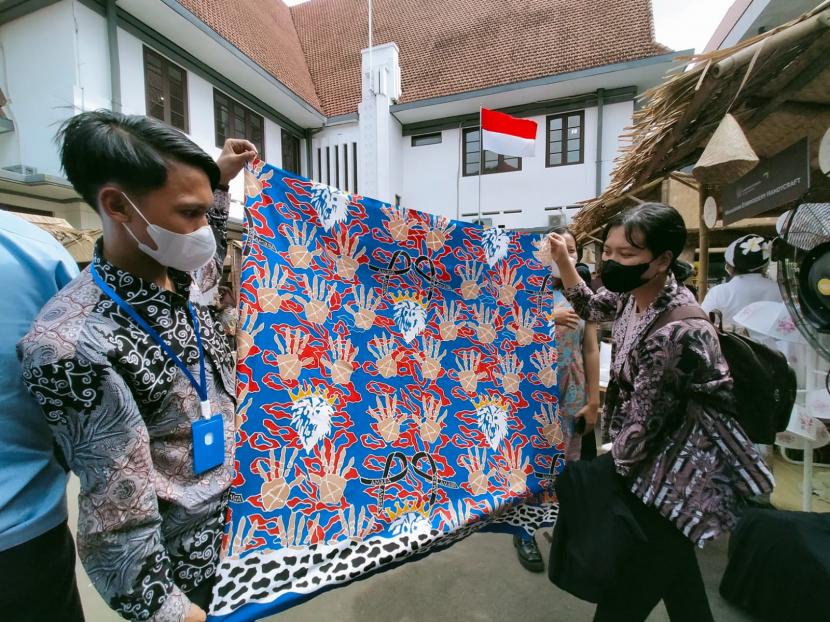 Pembatik di Kota Malang mengenalkan batik Kanjuruhan Disaster di acara UMKM Mini Expo, Kota Malang, Rabu (18/1/2023). Hasil penjualan batik ini akan diperuntukkan bagi korban tragedi Kanjuruhan.