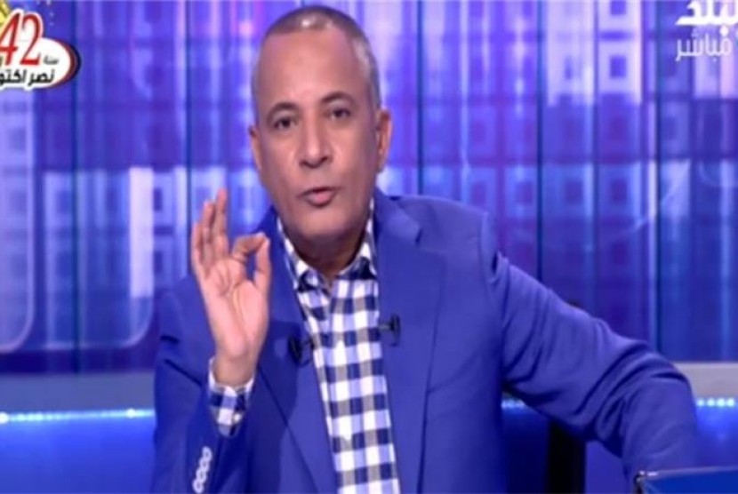 Pembawa acara kontroversial Mesir Ahmed Moussa mengira dia menampilkan tayangan serangan udara Rusia di Suriah, namun tayangan itu ternyata sebuah video game.