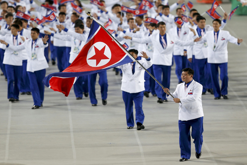 Pembawa bendera Korea Utara Sok Yongbom memimpin tim ke Upacara Pembukaan Asian Games ke-17 di Incheon, Jumat (19/9). (Reuters/ Issei Kato)
