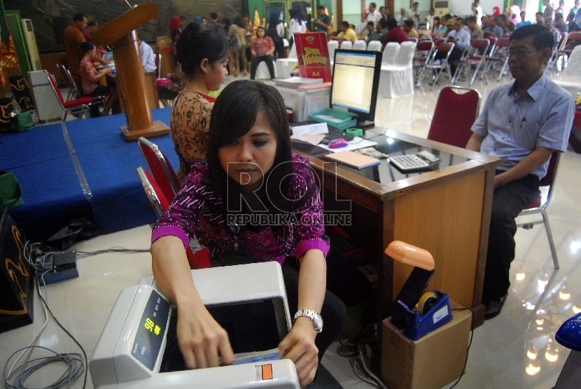  Peserta pembayaran massal (PBB) menyelesaikan proses administrasi di Pendopo Balaikota, Timoho, Yogyakarta, Selasa (26/5). (Republika/Nico Kurnia Jati)