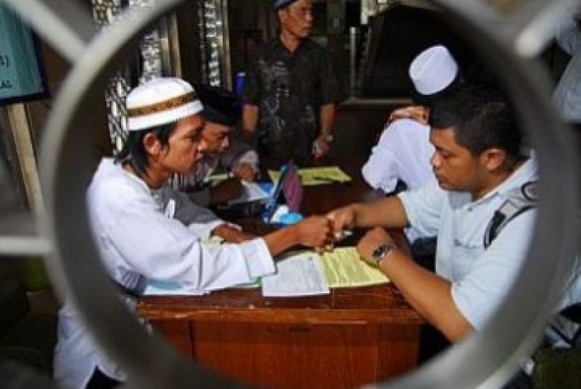 Pembayaran zakat Fitrah di masjid Istiqlal Jakarta di terima oleh panitia amil zakat pada 2007