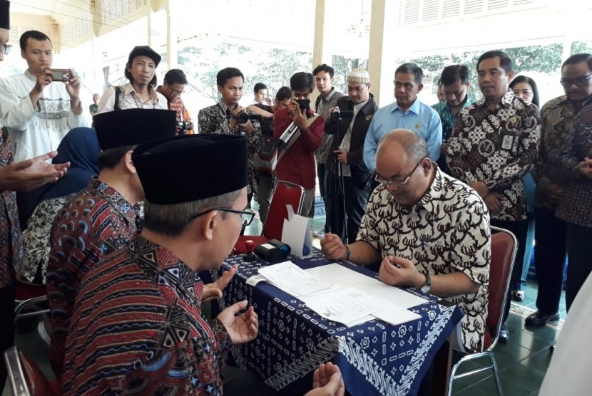 Pembayaran Zakat Pejabat DIY dan Pentasharufan 1000 mustahik BAZNAS dab LAS se DIY di Bangsal Kepatihan, Yogyakarta, Selasa (5/6) Wakil Gubernur DIY Paku Alam X membayar zakat  di Bangsal Kepatihan  dan diikuti para pejabat ASN Pemda DIY  yang lain.