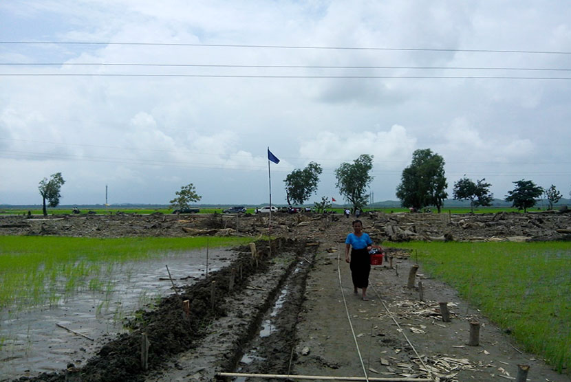 Pembebasan Lahan untuk “Indonesia Health Center”     Di Rakhine State, seluruh tanahnya adalah milik negera. Untuk itu, setelah mempertimbangkan lokasi lahan yang cukup strategis dan wilayah ini pun adalah wilayah pasca bencana yang masih sangat membutuhka