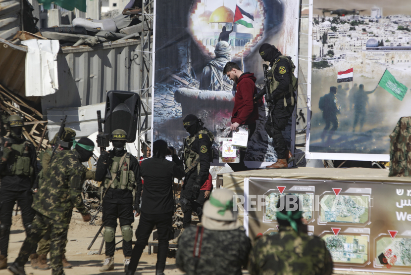 Pembebasan tiga tawanan Israel di Khan Younis, Gaza Selatan, Palestina, Sabtu (15/2/2025)