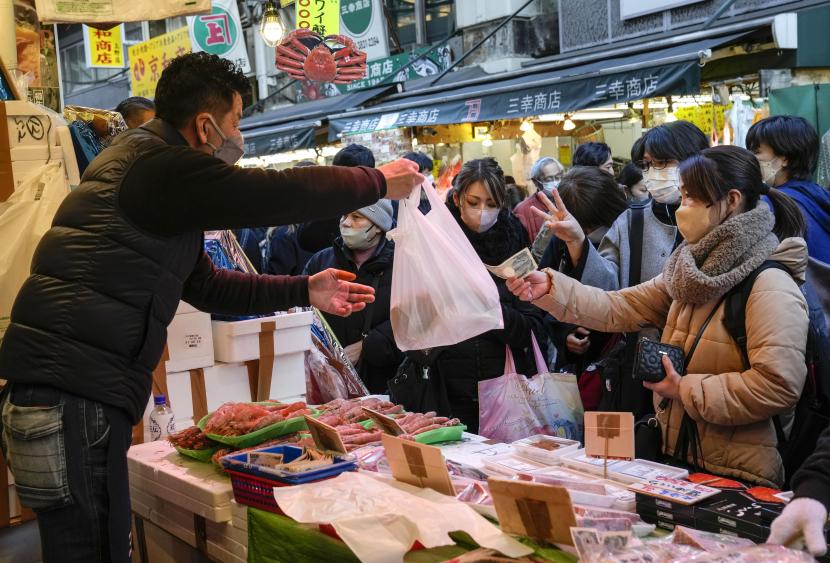 Pembeli membeli makanan laut di jalan Ameyoko di Tokyo, Jepang, 28 Desember 2022. ilustrasi