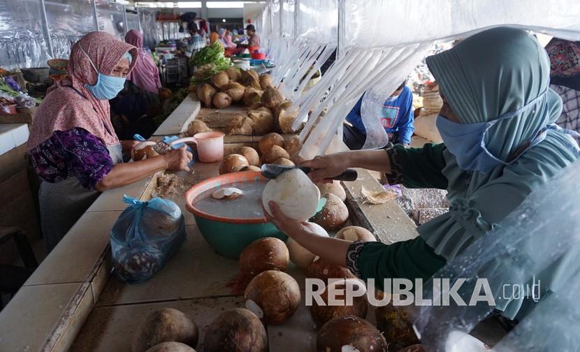 Pembeli berinteraksi dengan pedagang saat uji coba persiapan pasar penerapan Normal Baru di Pasar Batang, Kabupaten Batang, Jawa Tengah, Sabtu (6/6). (ilustrasi)