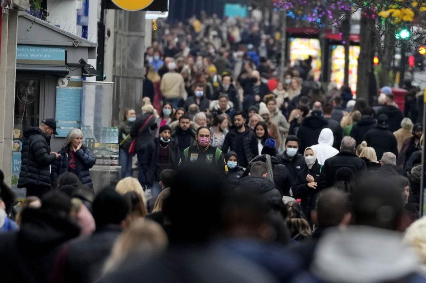 Pembeli berjalan di sepanjang Oxford Street, jalan perbelanjaan tersibuk di Eropa, di London, Sabtu, 18 Desember 2021. Melonjaknya infeksi di Inggris yang sebagian didorong oleh varian omicron dari virus corona mengguncang Eropa. 