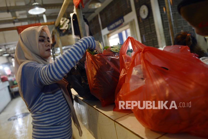 Pembeli memasukkan barang belanjaan ke dalam kantong plastik di Pasar Senen, Jakarta. Menteri Keuangan Sri Mulyani mengusulkan pemungutan cukai terhadap kantong plastik sebesar Rp 200 per lembar atau Rp 30.000 per kilogram mulai tahun ini. 