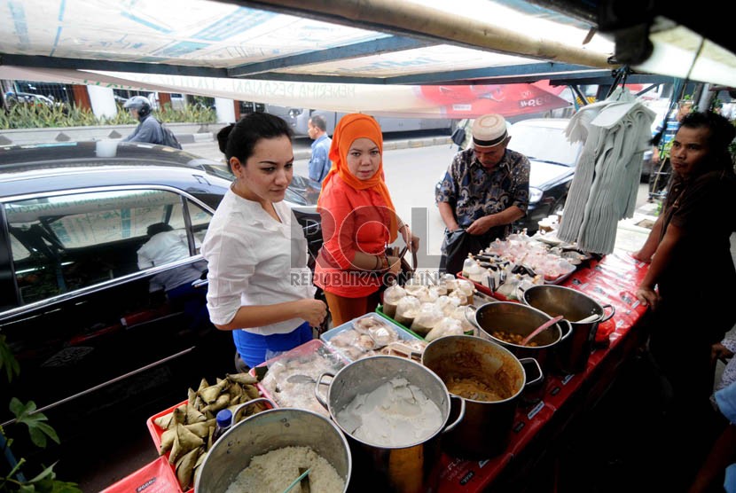  Pembeli memilih berbagai hidangan menu buka puasa khas Minang di Jalan Kramat Raya, Jakarta Pusat, Rabu (10/7). (Republika/Wihdan)