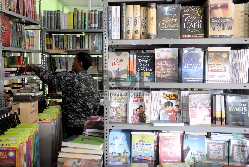Pembeli memilih buku Islami di salah satu toko buku agama di Jakarta, Rabu (26/8).