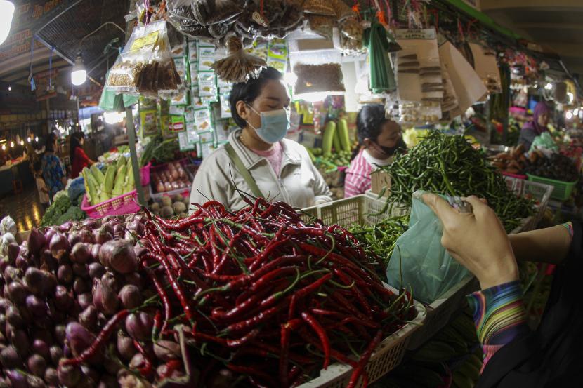 Pembeli memilih cabai merah di Pasar Botania dua, Batam, Kepulauan Riau, Rabu (27/4/2022). Pemkot Batam Pastikan Kebutuhan Bahan Pokok Cukup Jelang Ramadhan