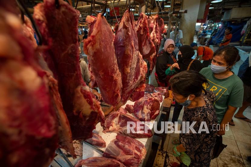 Pembeli memilih daging sapi di Pasar Senen, Jakarta, Senin (10/5/2021). Harga daging sapi di pasar tersebut mengalami kenaikan dari Rp130.000 per kilogram menjadi Rp140.000 per kilogram dalam dua hari terakhir. 