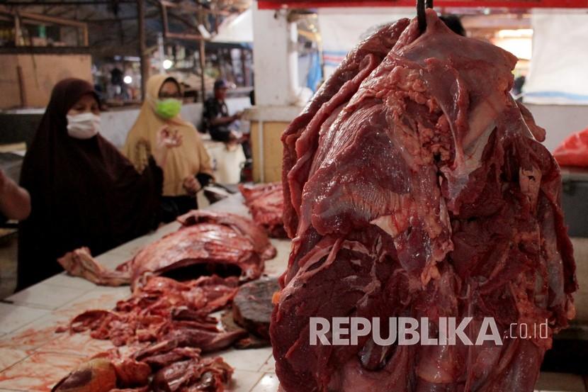 Pembeli memilih daging sapi. Harga daging sapi di pasar di Cianjur Jawa Barat naik jelang Lebaran.
