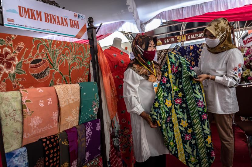 Pembeli memilih kain batik di stan Batik SH Kalibodri yang merupakan salah satu debitur KUR BNI, (ilustrasi). Penyaluran kredit UMKM BNI tumbuh 18,9 persen.