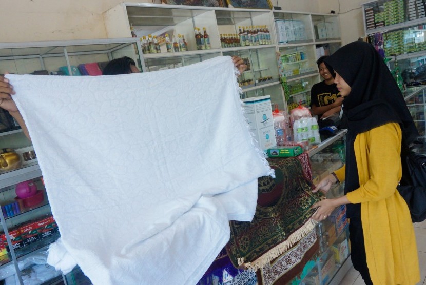 Pembeli memilih kain ihram di salah satu pusat perbelanjaan perlengkapan haji