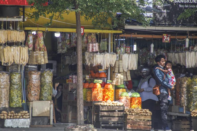 Pembeli memilih makanan di pusat oleh-oleh kawasan Puncak, (ilustrasi). Anggota Komisi II DPR Guspardi Gaus mengatakan aktivitas mudik Lebaran di tahun 2022 telah meningkatkan pertumbuhan ekonomi daerah dan berkonstribusi terhadap perekonomian nasional.