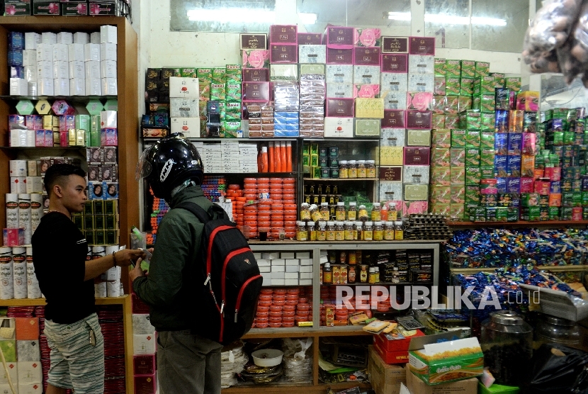 Pembeli memilih oleh-oleh haji di Toko Amanah, Tanah Abang, Jakarta, Selasa (5/9). 