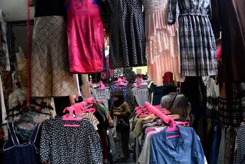 Pembeli memilih pakaian bekas di Pasar Senen, Jakarta Pusat.  (Republika/Wihdan)
