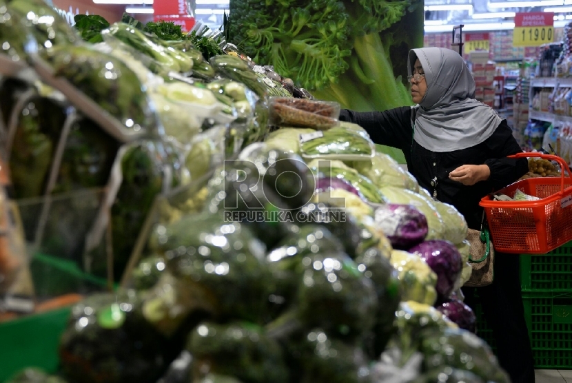 Pembeli memilih produk hortikultura yang dijual di salah satu pasar swalayan di Jakarta, Rabu (25/2). 