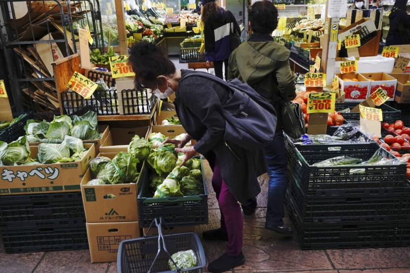 Pembeli memilih sayuran di pasar di Tokyo, Rabu (20/5). 