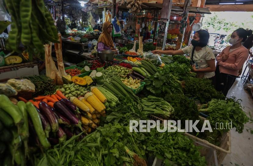 Pembeli memilih sayuran di pasar tradisional (ilustrasi). Pemerintah menyatakan akan lebih fokus pada upaya menjaga momentum pemulihan ekonomi dengan meningkatkan konsumsi dalam negeri.  